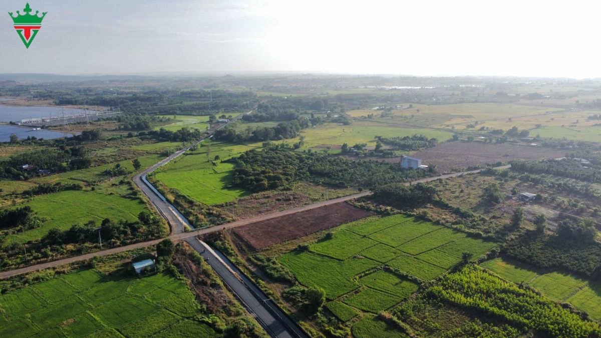 Từ khu dân cư Đất Đỏ, việc kết nối với hệ thống trường học, các khu công nghiệp lân cận đơn giản